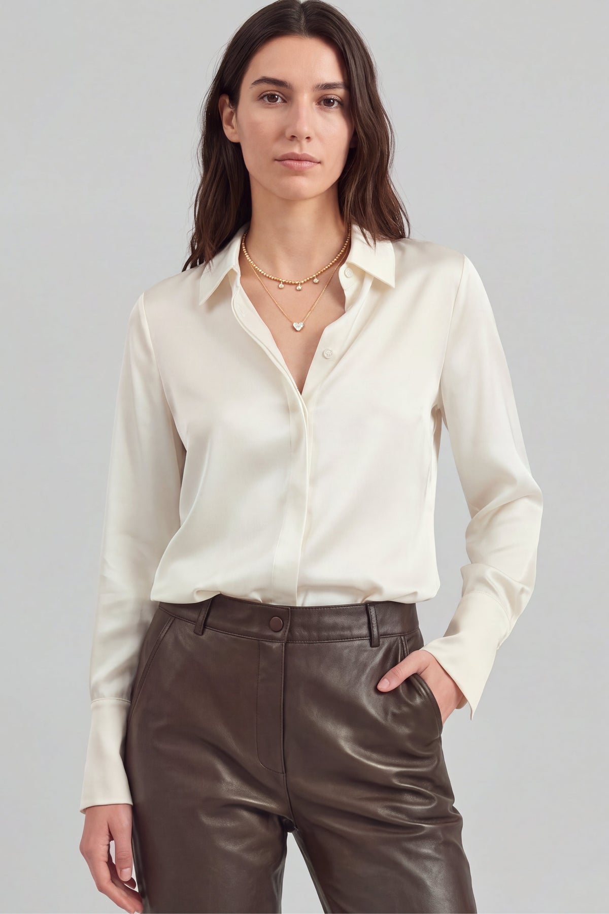 Bluse Hedi in Ivory Ladneri – Model ist 1,78 m groß und trägt Gr. S