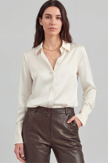 Bluse Hedi in Ivory Ladneri – Model ist 1,78 m groß und trägt Gr. S