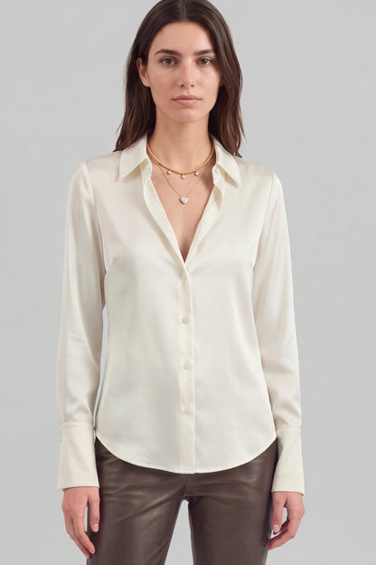 Bluse Hedi in Ivory Ladneri – Model ist 1,78 m groß und trägt Gr. S