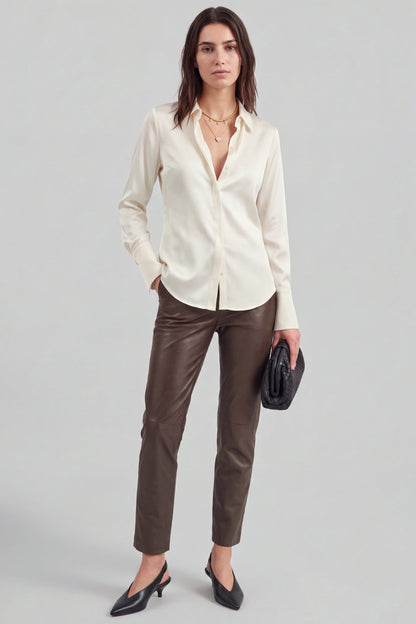 Bluse Hedi in Ivory Ladneri – Model ist 1,78 m groß und trägt Gr. S