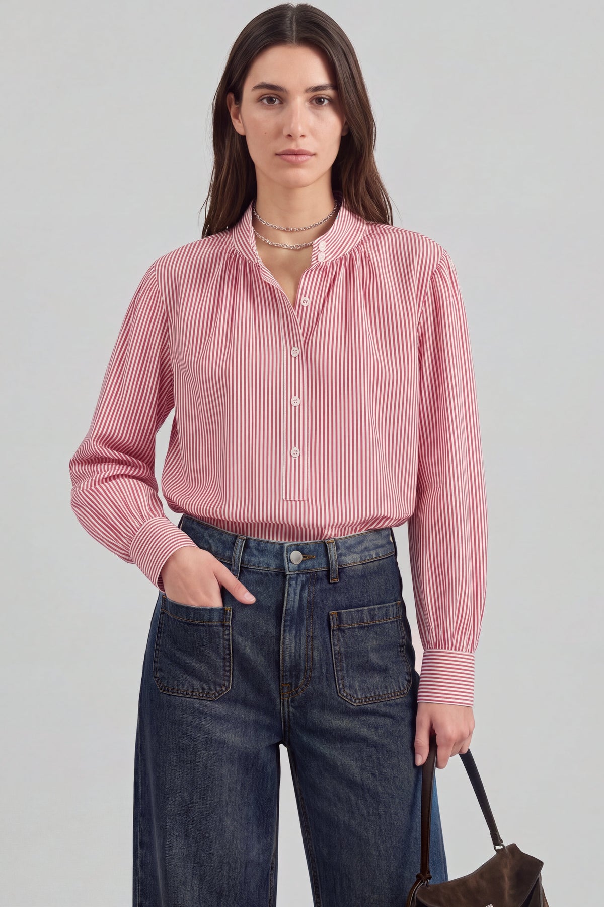 Bluse Lina in Weiß/Rouge Ladneri – Model ist 1,78 m groß und trägt Gr. S