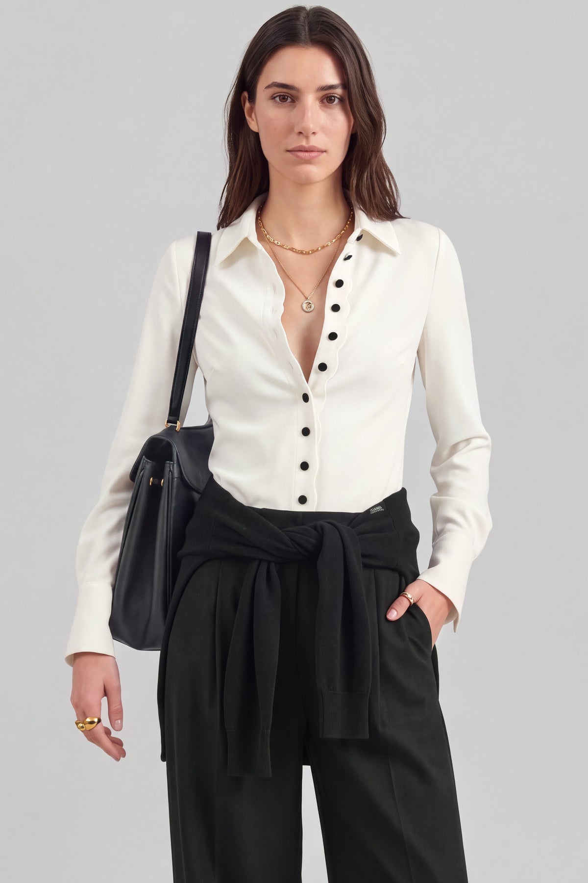Bluse Tala in Ivory Ladneri – Model ist 1,78 m groß und trägt Gr. S