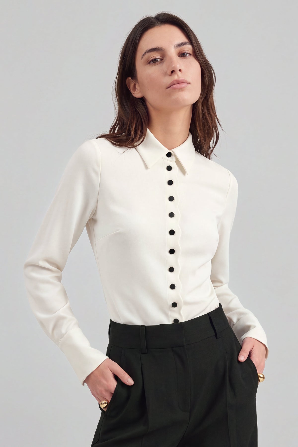 Bluse Tala in Ivory Ladneri – Model ist 1,78 m groß und trägt Gr. S