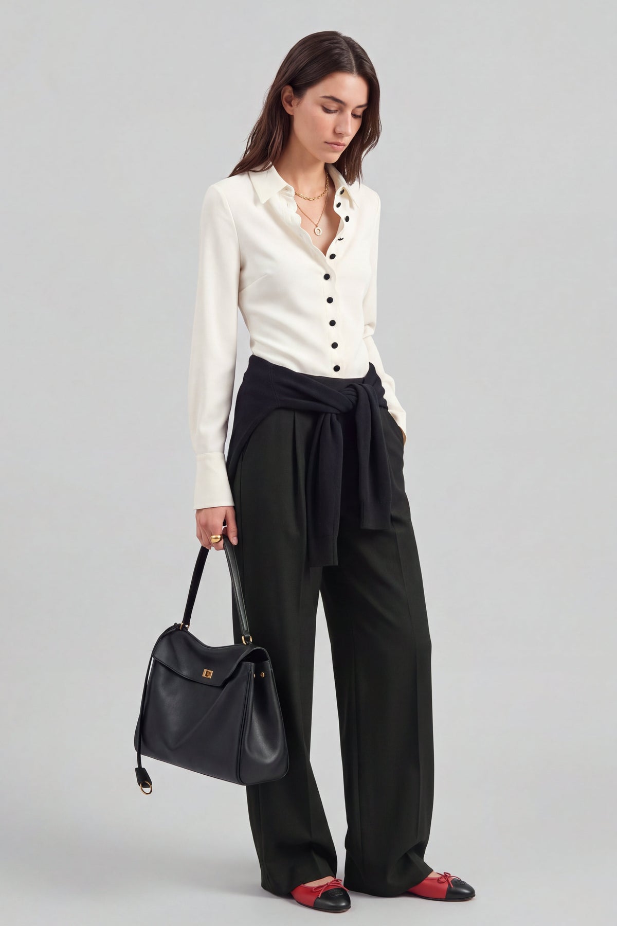 Bluse Tala in Ivory Ladneri – Model ist 1,78 m groß und trägt Gr. S