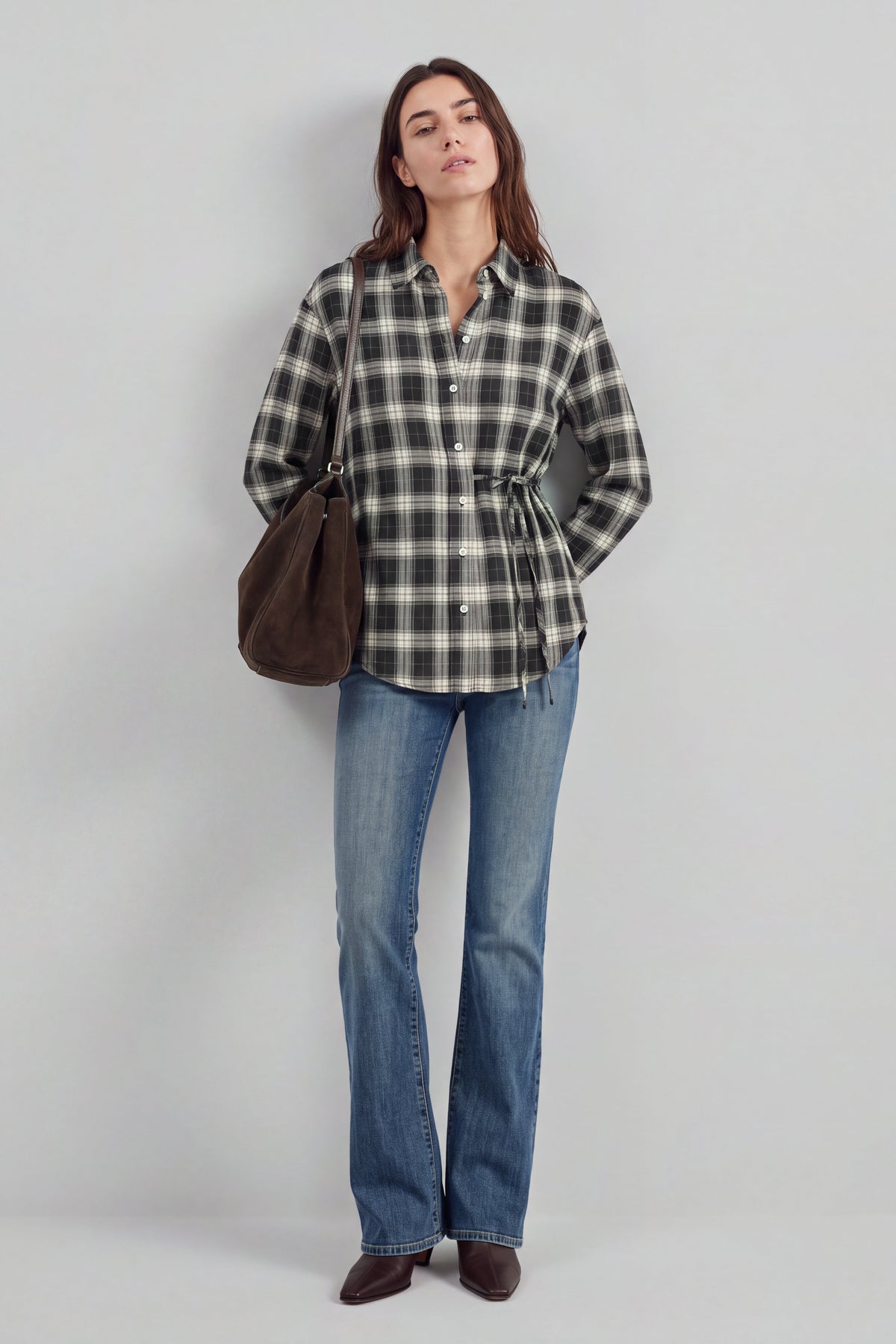 Bluse Vita in Black Check Ladneri – Model ist 1,78 m groß und trägt Gr. S