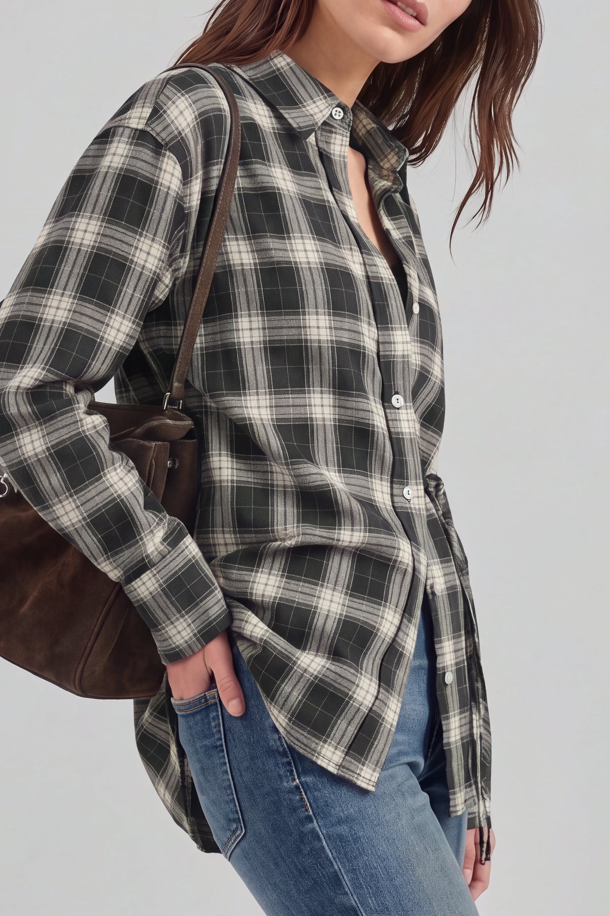 Bluse Vita in Black Check Ladneri – Model ist 1,78 m groß und trägt Gr. S