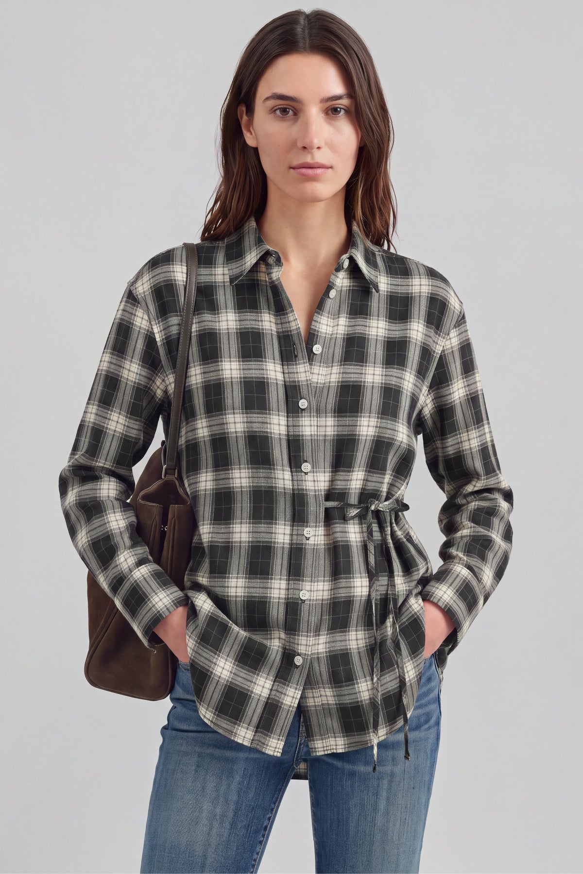 Bluse Vita in Black Check Ladneri – Model ist 1,78 m groß und trägt Gr. S