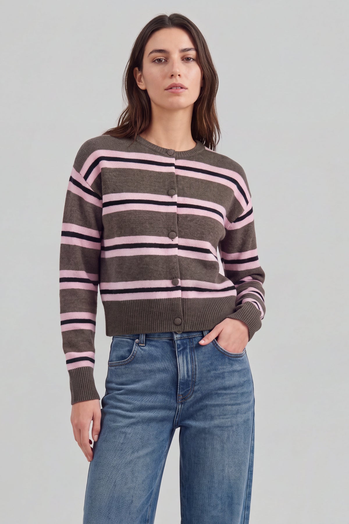 Cardigan Noemi in Pink Striped Ladneri – Model ist 1,78 m groß und trägt Gr. S