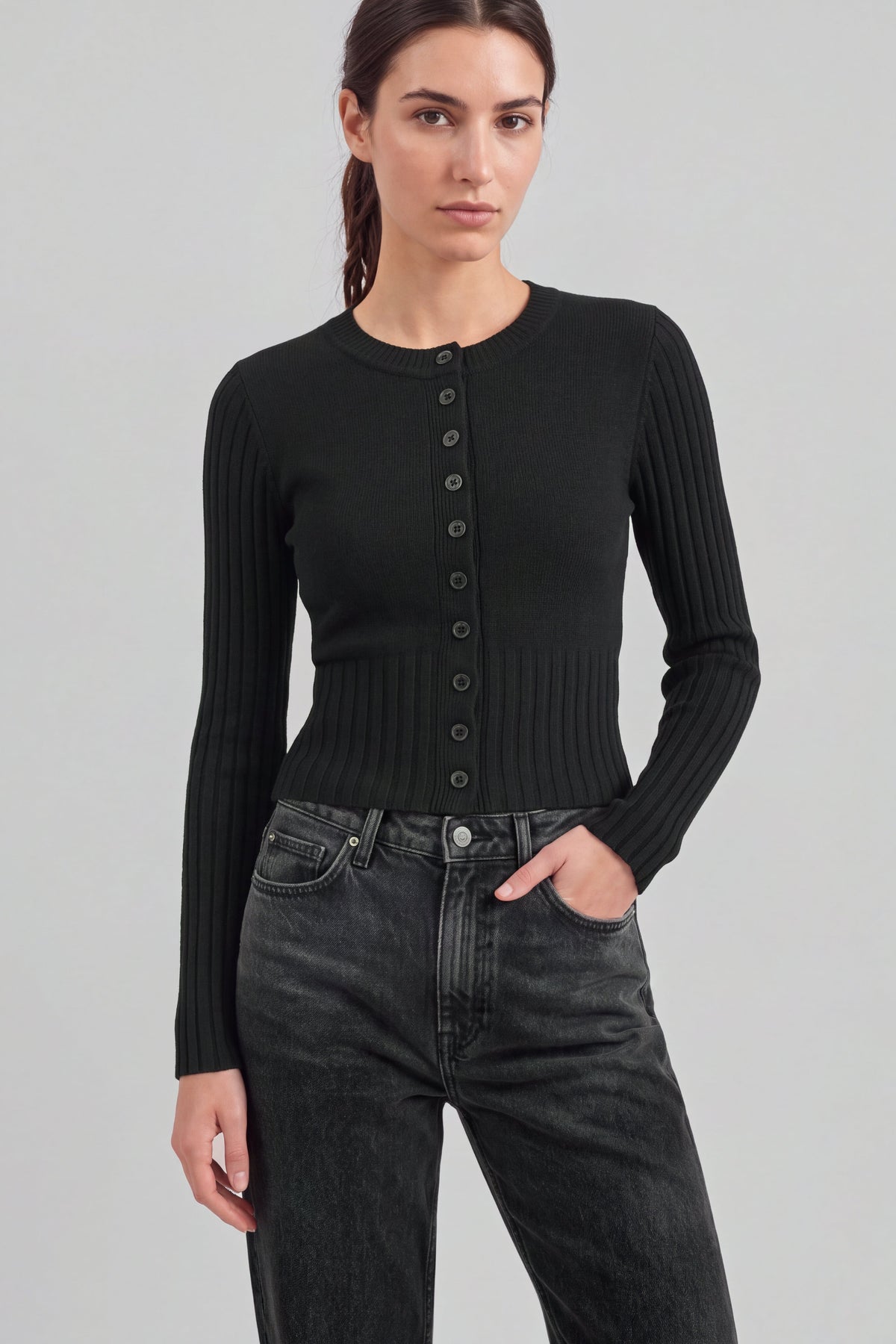 Cardigan Samine in Schwarz Ladneri – Model ist 1,78 m groß und trägt Gr. S