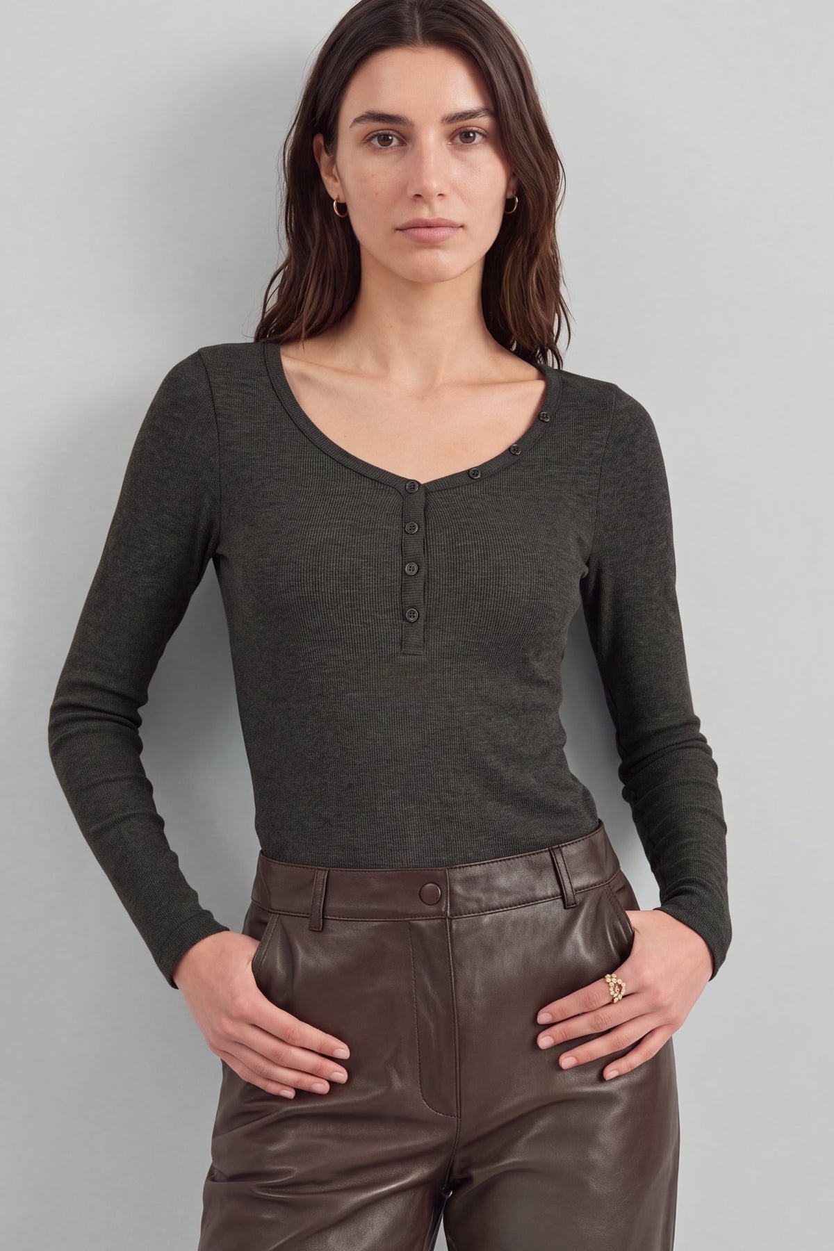 Greta Set in Dunkelbraun/Graphite/Winetasting Ladneri – Model ist 1,78 m groß und trägt Gr. S