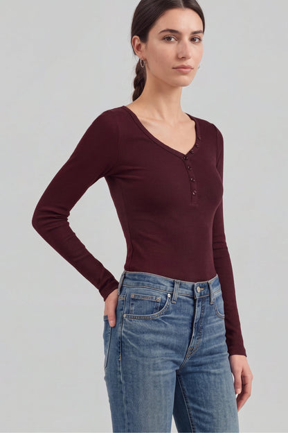 Greta Set in Dunkelbraun/Graphite/Winetasting Ladneri – Model ist 1,78 m groß und trägt Gr. S