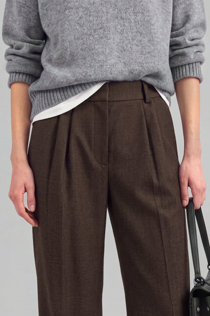 Hose Gallery in Dunkelbraun Ladneri – Model ist 1,78 m groß und trägt Gr. S
