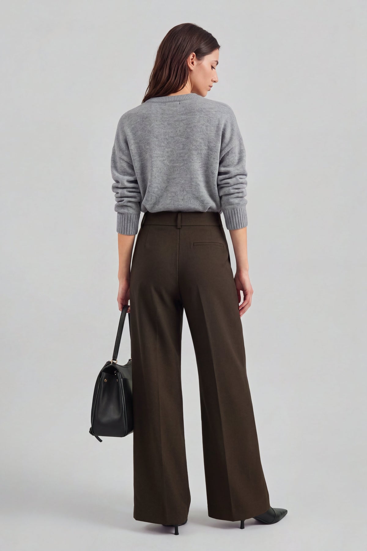 Hose Gallery in Dunkelbraun Ladneri – Model ist 1,78 m groß und trägt Gr. S
