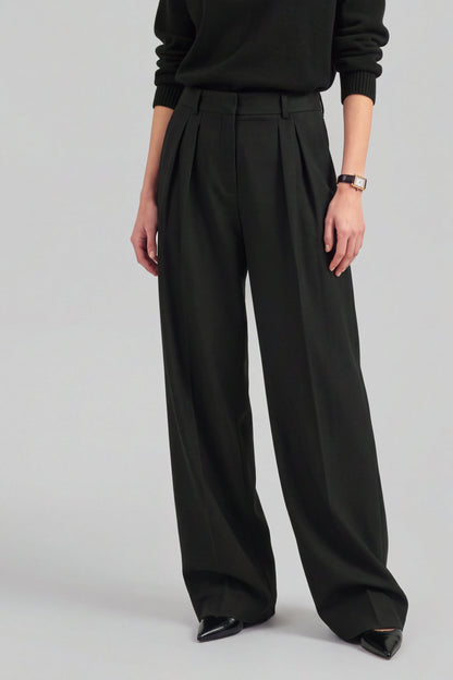 Hose Gallery in Schwarz Ladneri – Model ist 1,78 m groß und trägt Gr. S