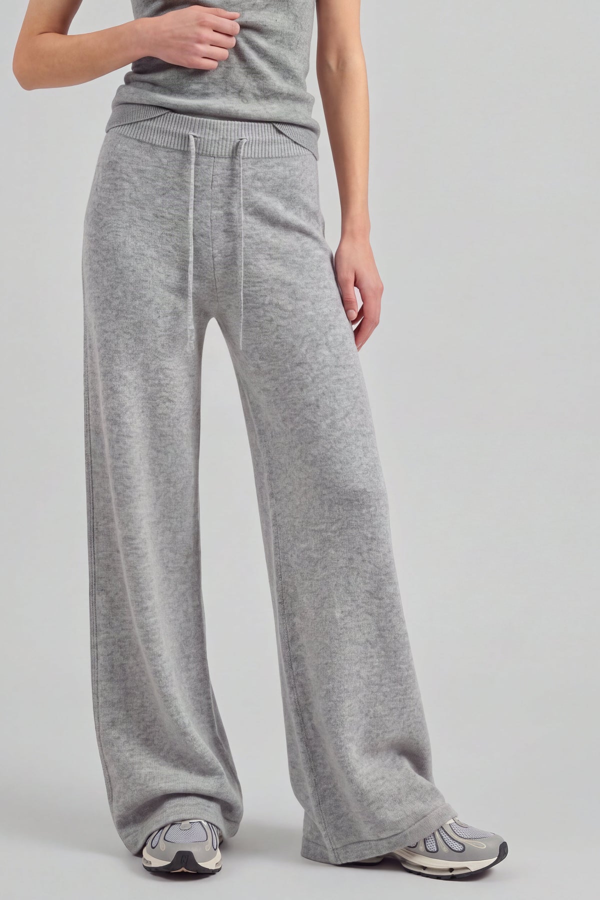 Hose Lill in Knitted Stone Ladneri – Model ist 1,78 m groß und trägt Gr. S