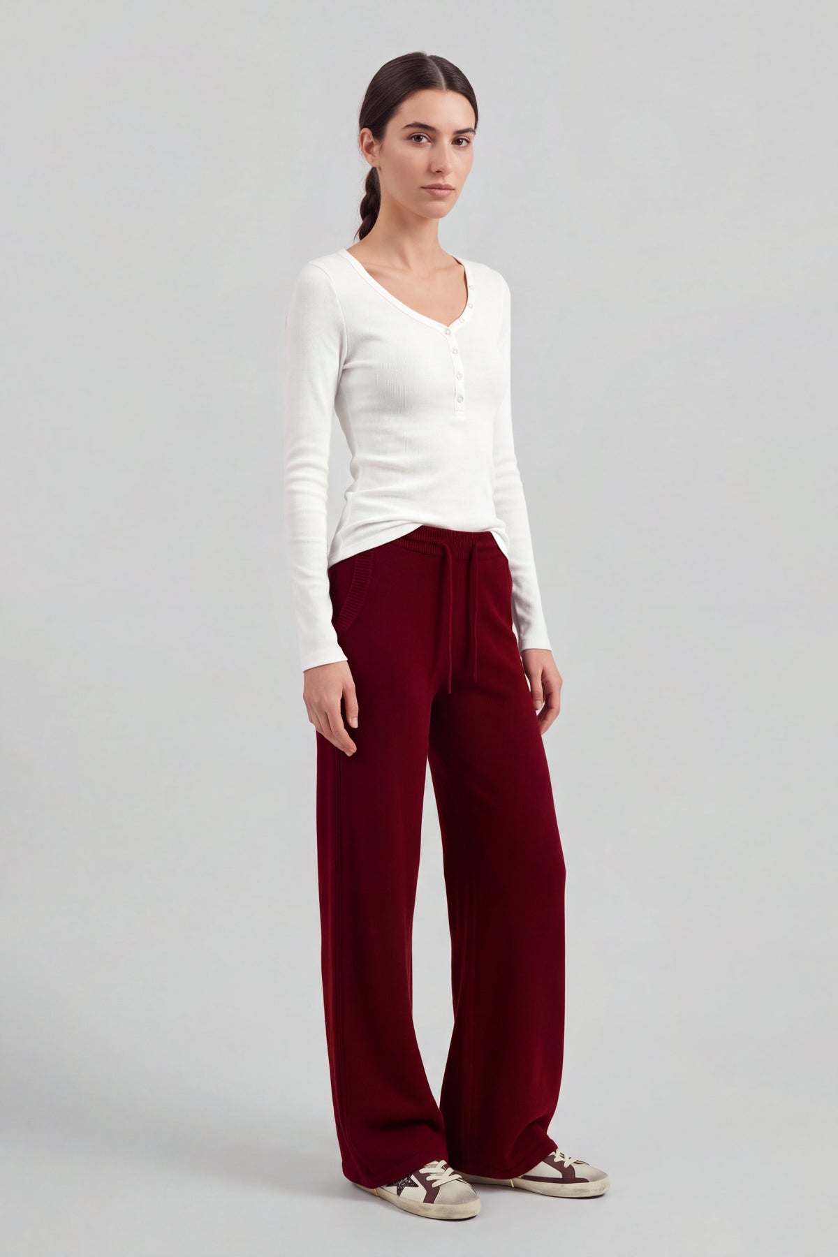 Hose Lill in Wine Ladneri – Model ist 1,78 m groß und trägt Gr. S