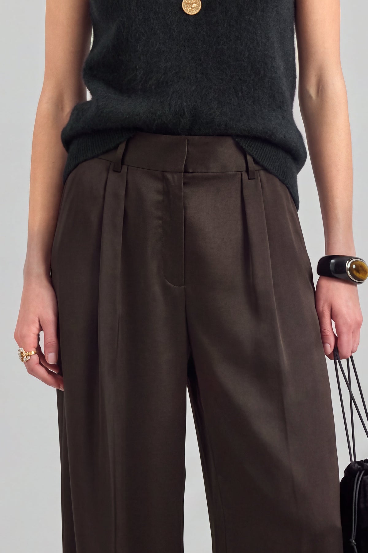 Hose Vire in Dunkelbraun Ladneri – Model ist 1,78 m groß und trägt Gr. S