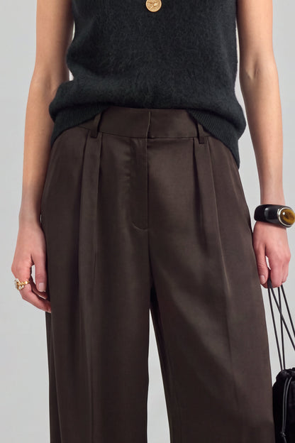 Hose Vire in Dunkelbraun Ladneri – Model ist 1,78 m groß und trägt Gr. S