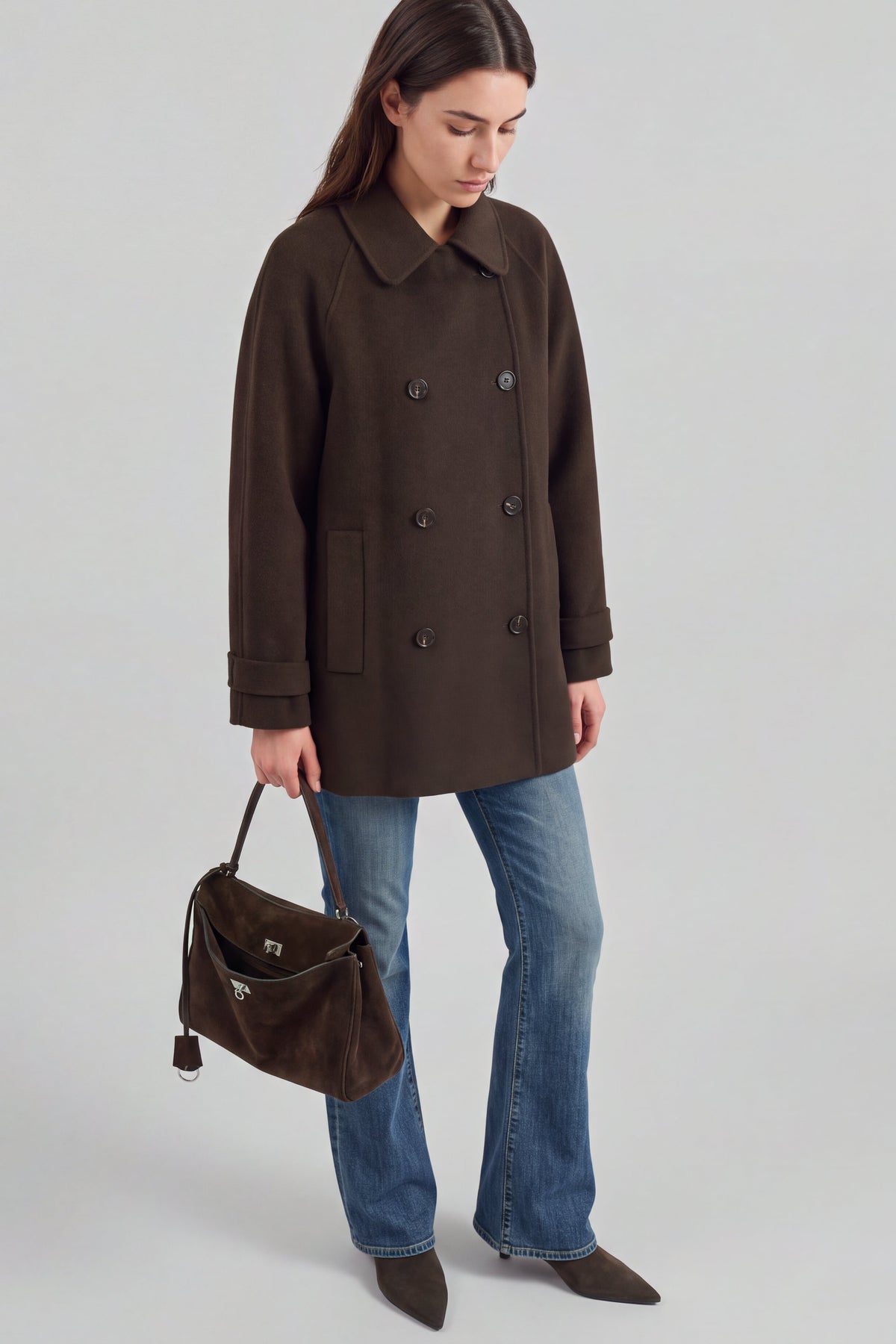 Jacke Sofia in Dark Walnut Ladneri – Model ist 1,78 m groß und trägt Gr. S