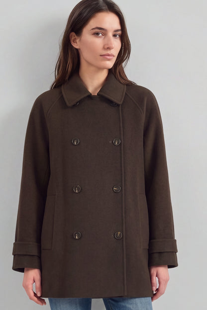 Jacke Sofia in Dark Walnut Ladneri – Model ist 1,78 m groß und trägt Gr. S