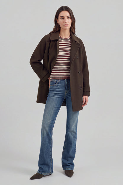 Jacke Sofia in Dark Walnut Ladneri – Model ist 1,78 m groß und trägt Gr. S