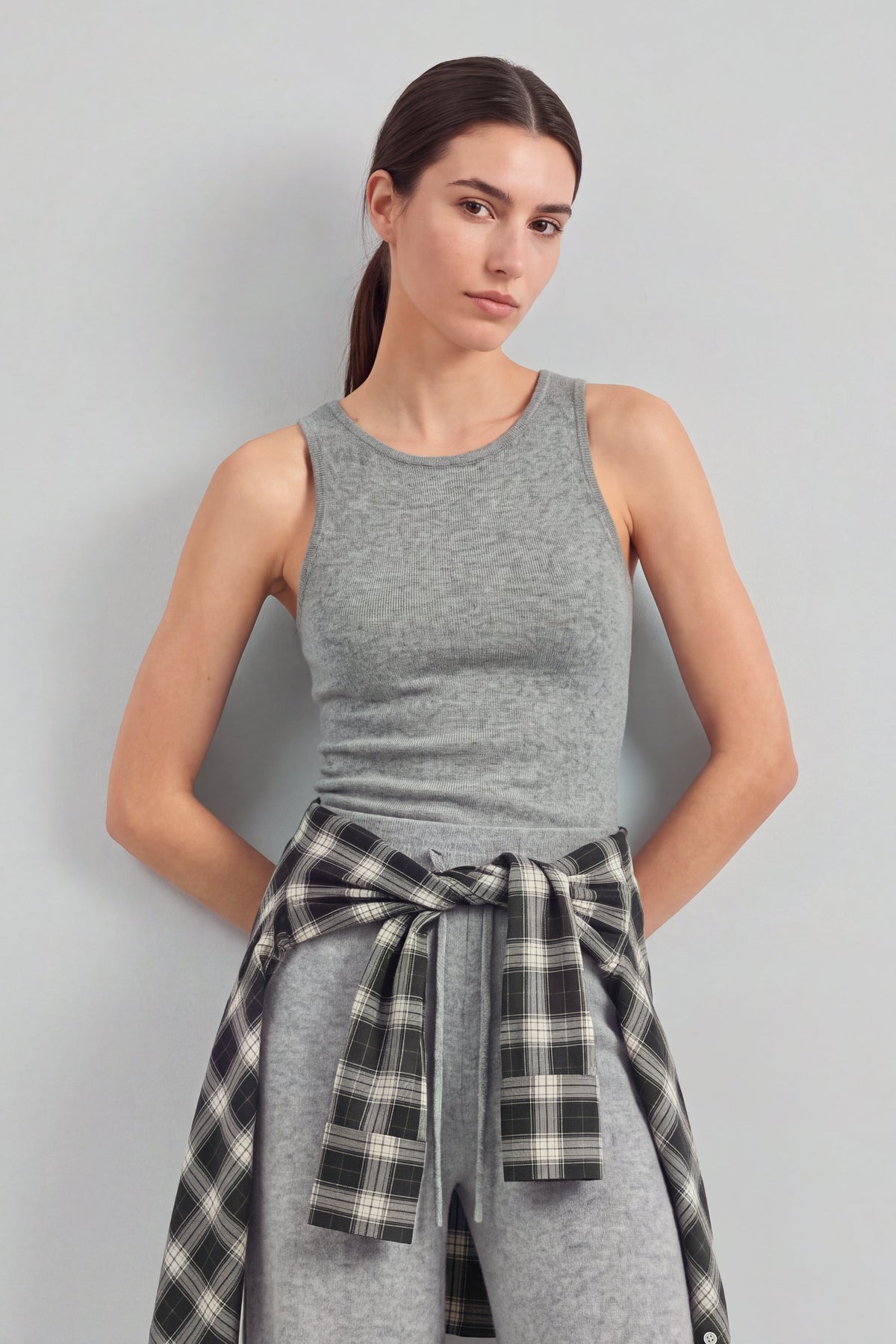 Layering Set in Knitted Stone Ladneri – Model ist 1,78 m groß und trägt Gr. S