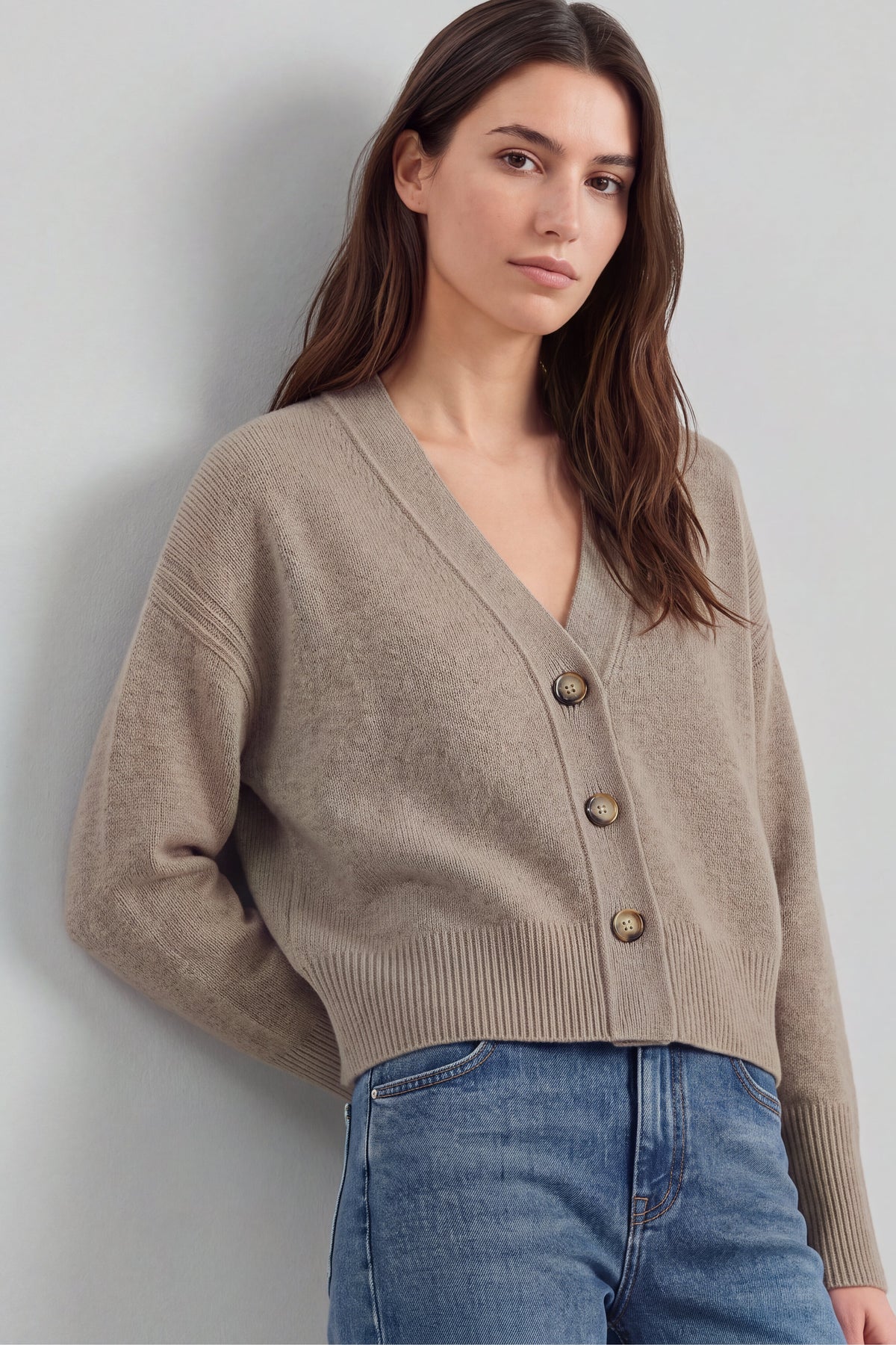 Layering Set in Taupe Ladneri – Model ist 1,78 m groß und trägt Gr. S