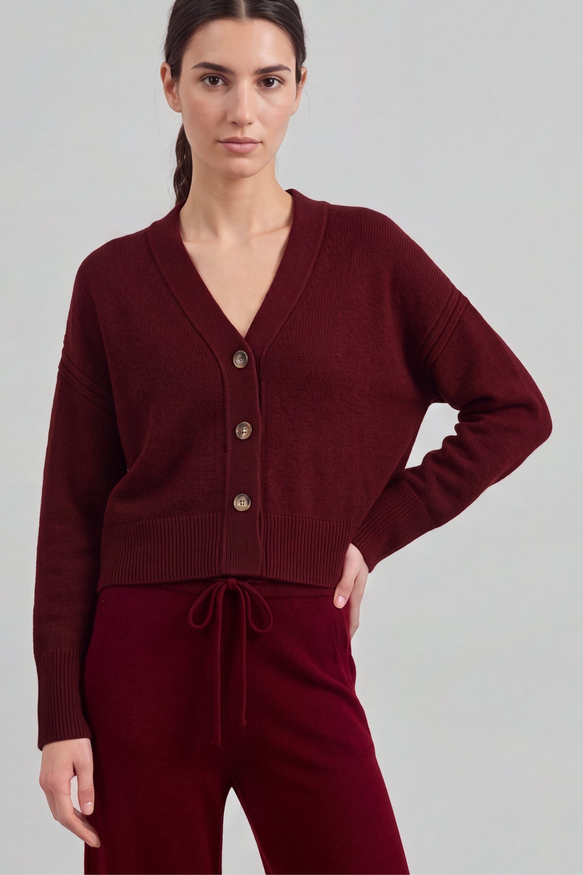 Layering Set in Wine Ladneri – Model ist 1,78 m groß und trägt Gr. S