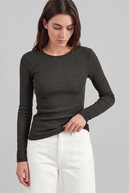 Line Set in Dunkelbraun/Graphite/Winetasting Ladneri – Model ist 1,78 m groß und trägt Gr. S