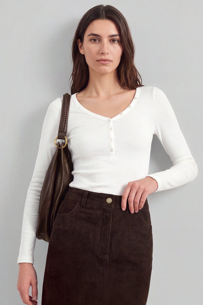 Longsleeve Greta in Weiß Ladneri – Model ist 1,78 m groß und trägt Gr. S