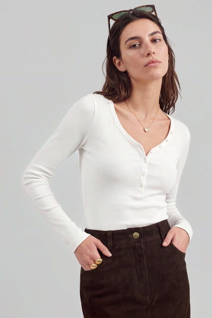 Longsleeve Greta in Weiß Ladneri – Model ist 1,78 m groß und trägt Gr. S