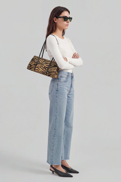 Longsleeve Line in Weiß Ladneri – Model ist 1,78 m groß und trägt Gr. S
