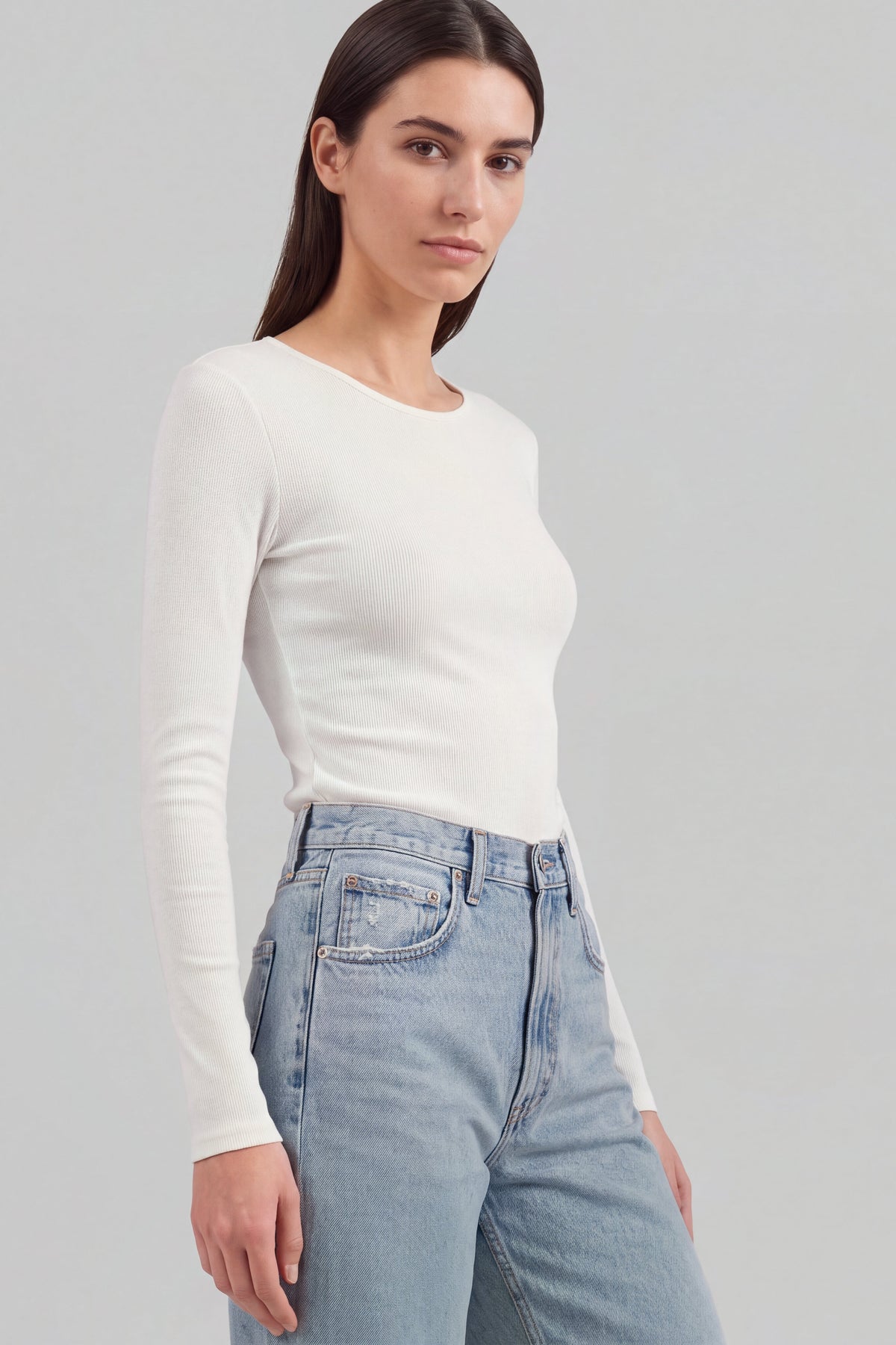 Longsleeve Line in Weiß Ladneri – Model ist 1,78 m groß und trägt Gr. S