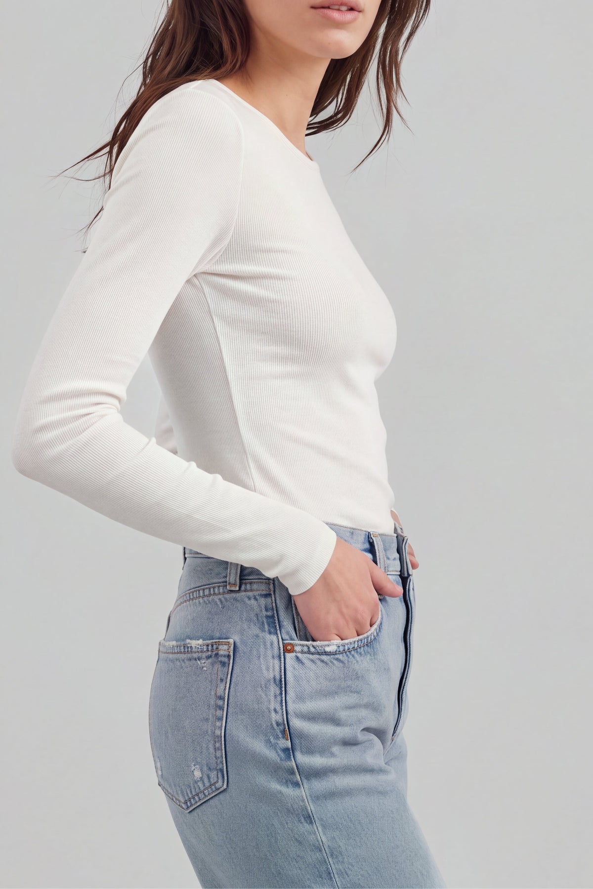 Longsleeve Line in Weiß Ladneri – Model ist 1,78 m groß und trägt Gr. S