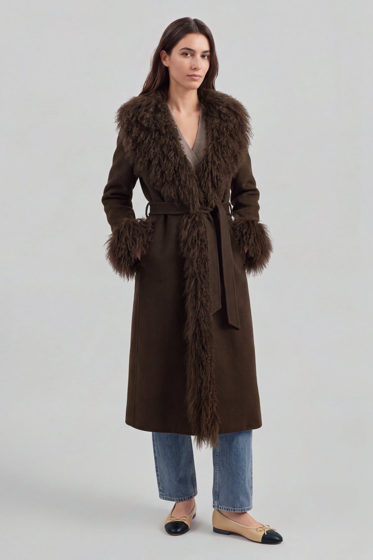 Mantel Piccadilly in Dark Walnut Ladneri – Model ist 1,78 m groß und trägt Gr. S