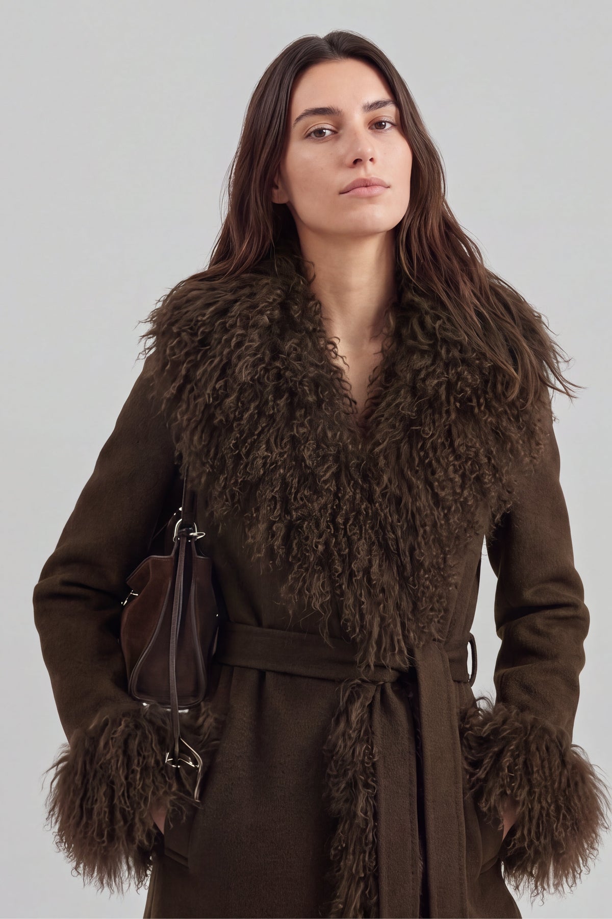Mantel Piccadilly in Dark Walnut Ladneri – Model ist 1,78 m groß und trägt Gr. S