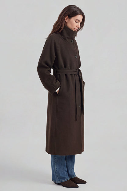 Mantel Viola in Dark Walnut Ladneri – Model ist 1,78 m groß und trägt Gr. S