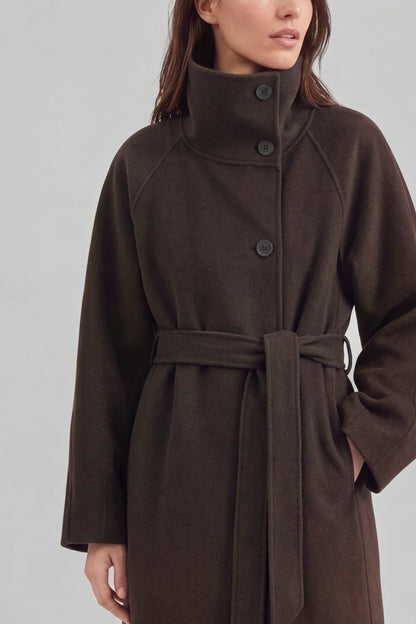 Mantel Viola in Dark Walnut Ladneri – Model ist 1,78 m groß und trägt Gr. S