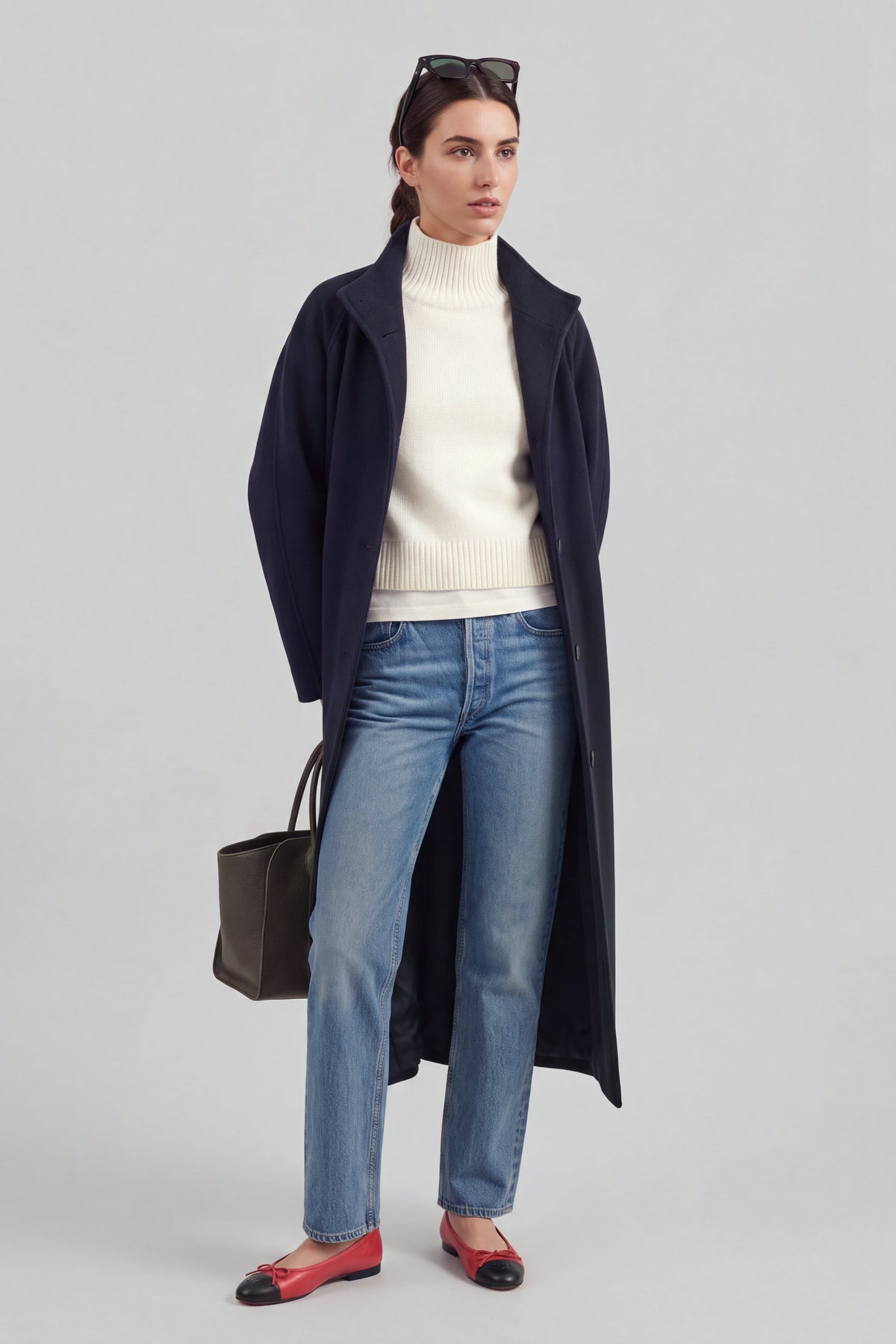Mantel Viola in Navy Ladneri – Model ist 1,78 m groß und trägt Gr. S