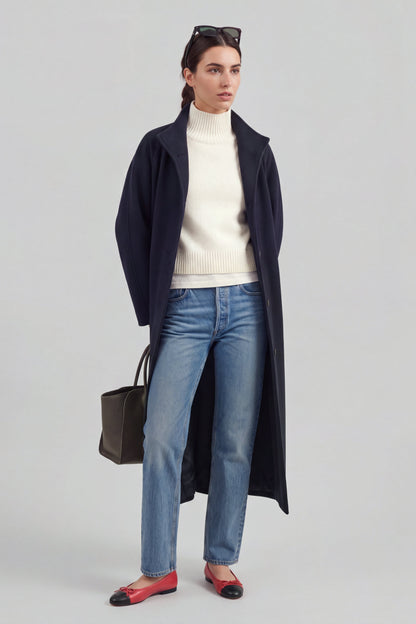 Mantel Viola in Navy Ladneri – Model ist 1,78 m groß und trägt Gr. S