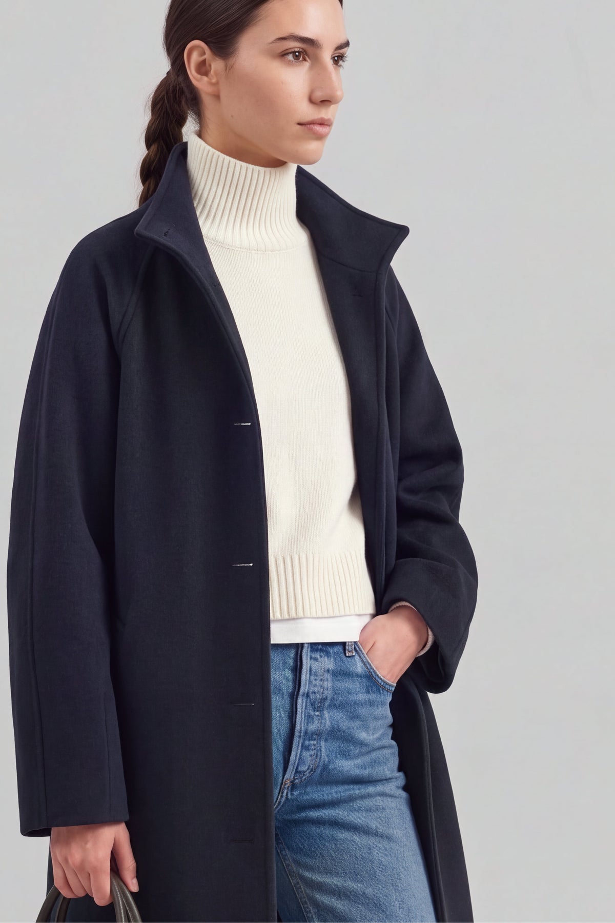 Mantel Viola in Navy Ladneri – Model ist 1,78 m groß und trägt Gr. S