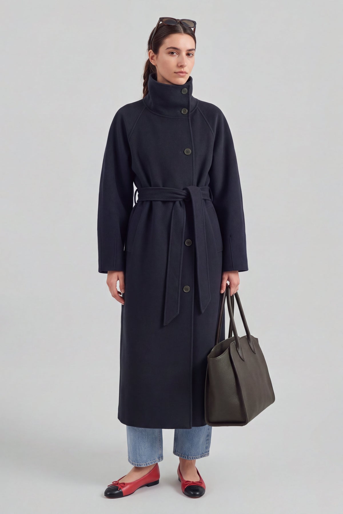Mantel Viola in Navy Ladneri – Model ist 1,78 m groß und trägt Gr. S