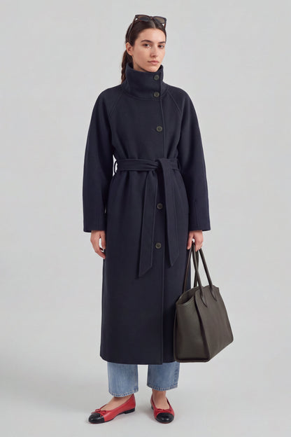 Mantel Viola in Navy Ladneri – Model ist 1,78 m groß und trägt Gr. S