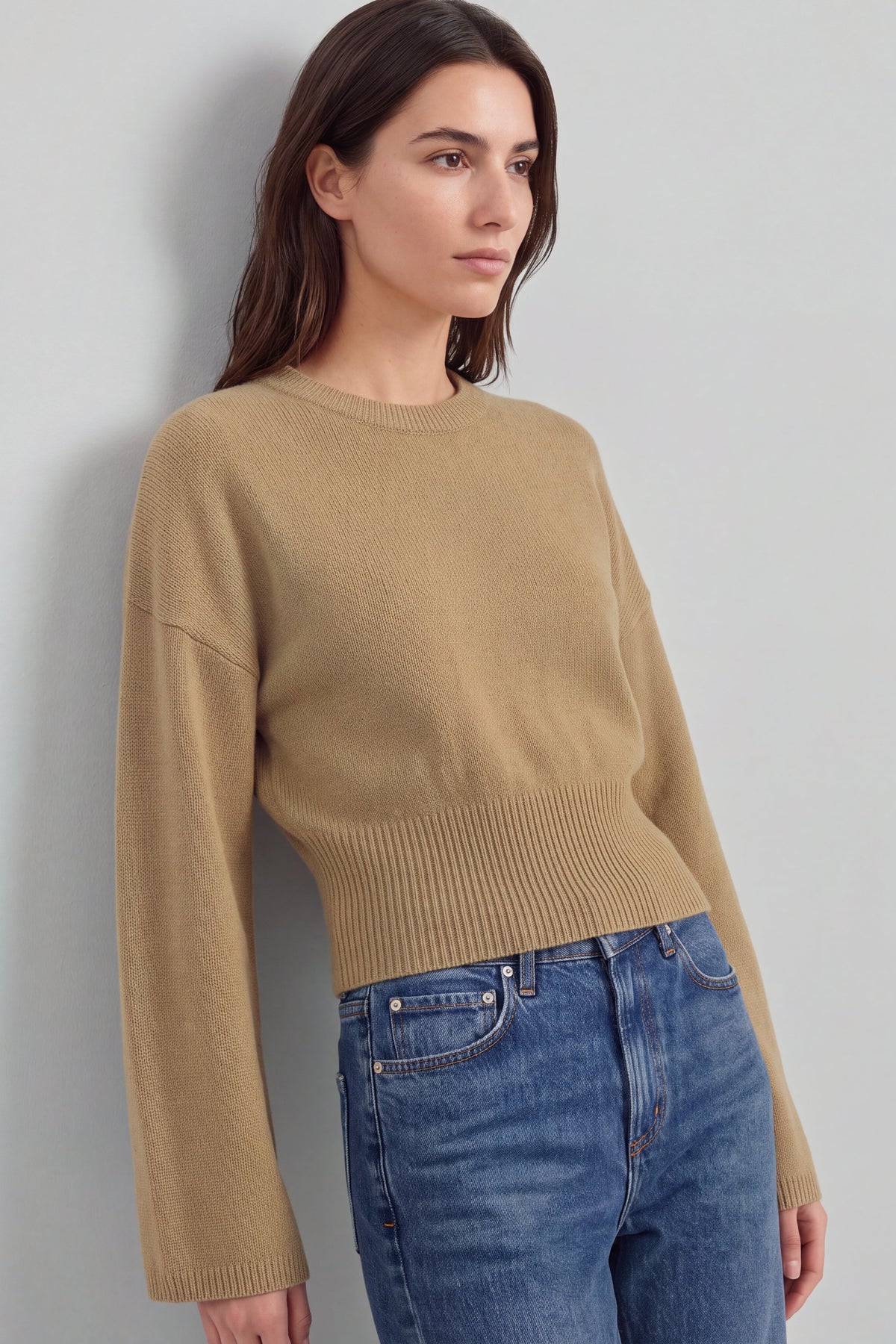 Pullover Fede in Camel Ladneri – Model ist 1,78 m groß und trägt Gr. S