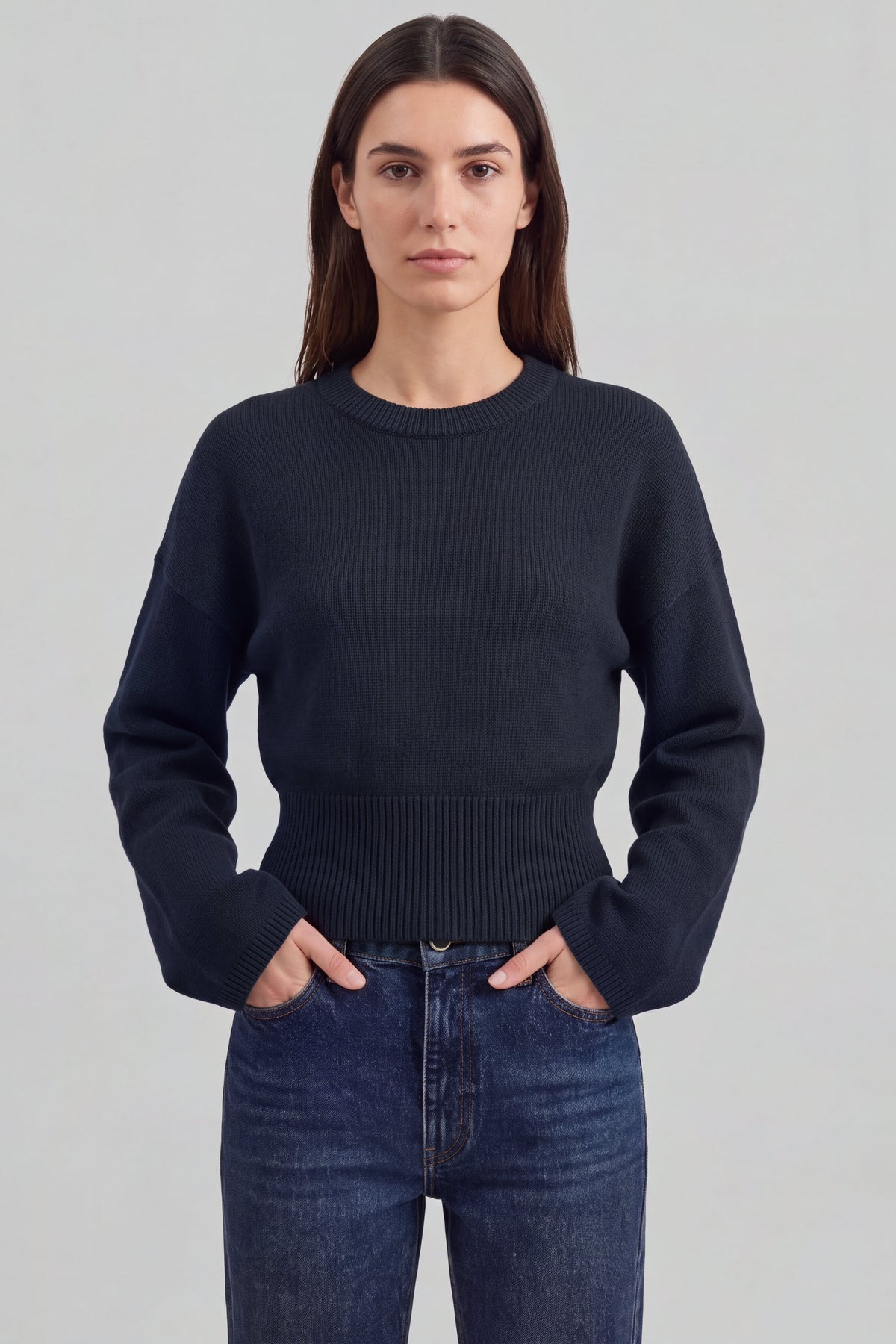Pullover Fede in Midnight Ladneri – Model ist 1,78 m groß und trägt Gr. S