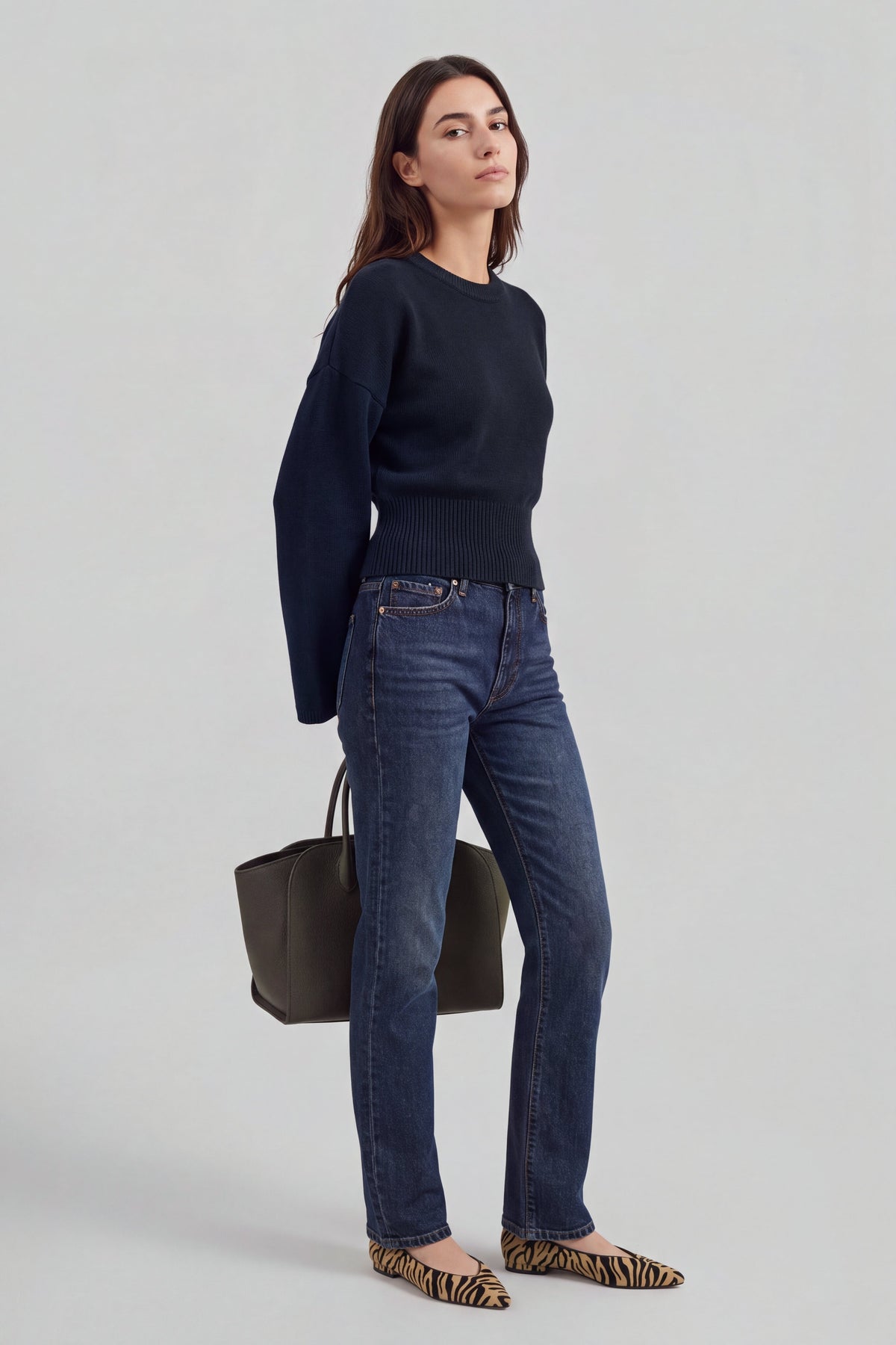 Pullover Fede in Midnight Ladneri – Model ist 1,78 m groß und trägt Gr. S