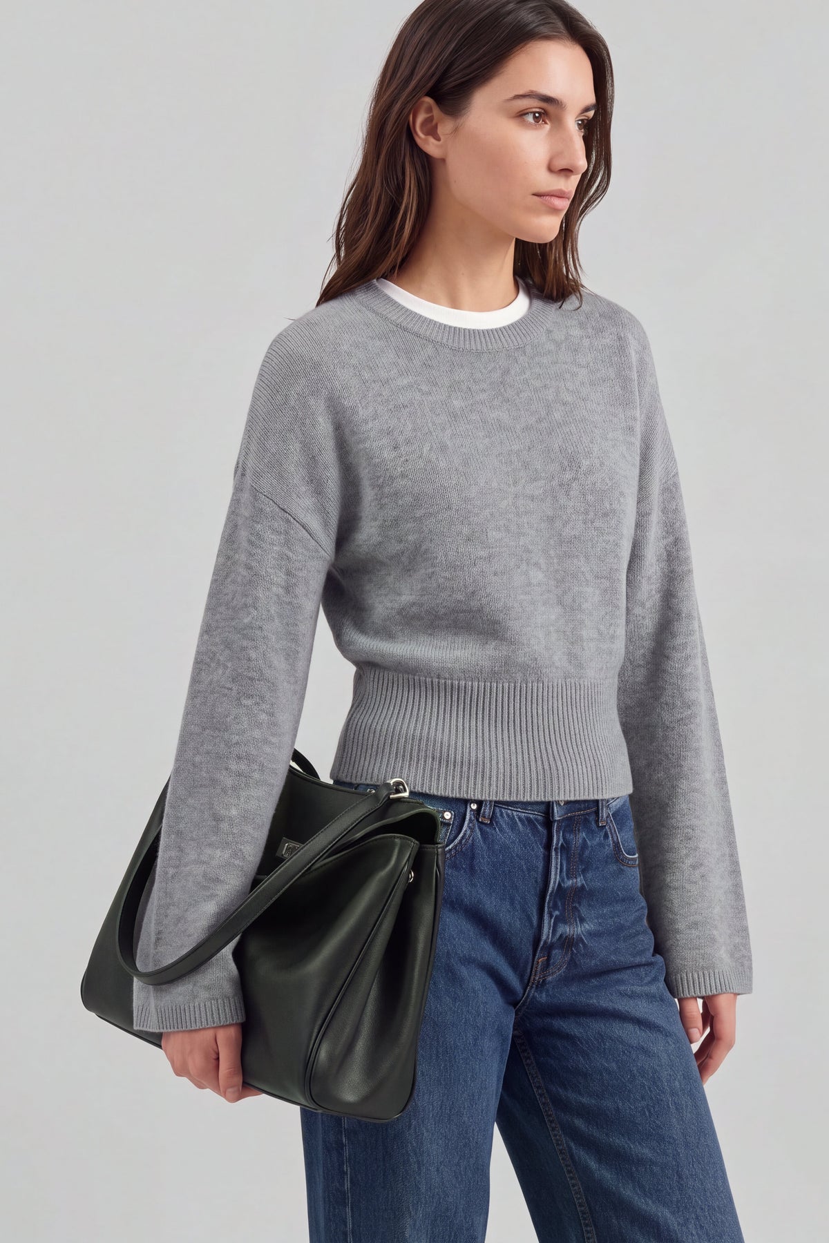 Pullover Fede in Silver Haze Ladneri – Model ist 1,78 m groß und trägt Gr. S