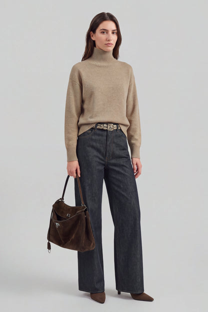 Pullover Jardin 2.0 in Golden Oat Ladneri – Model ist 1,78 m groß und trägt Gr. S