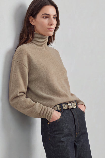 Pullover Jardin 2.0 in Golden Oat Ladneri – Model ist 1,78 m groß und trägt Gr. S