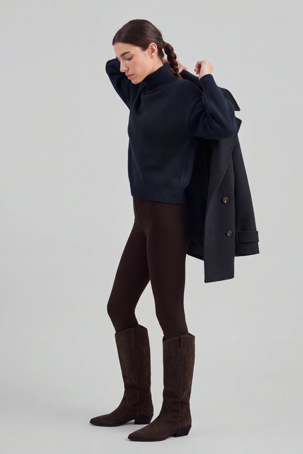 Pullover Nora in Midnight Ladneri – Model ist 1,78 m groß und trägt Gr. S